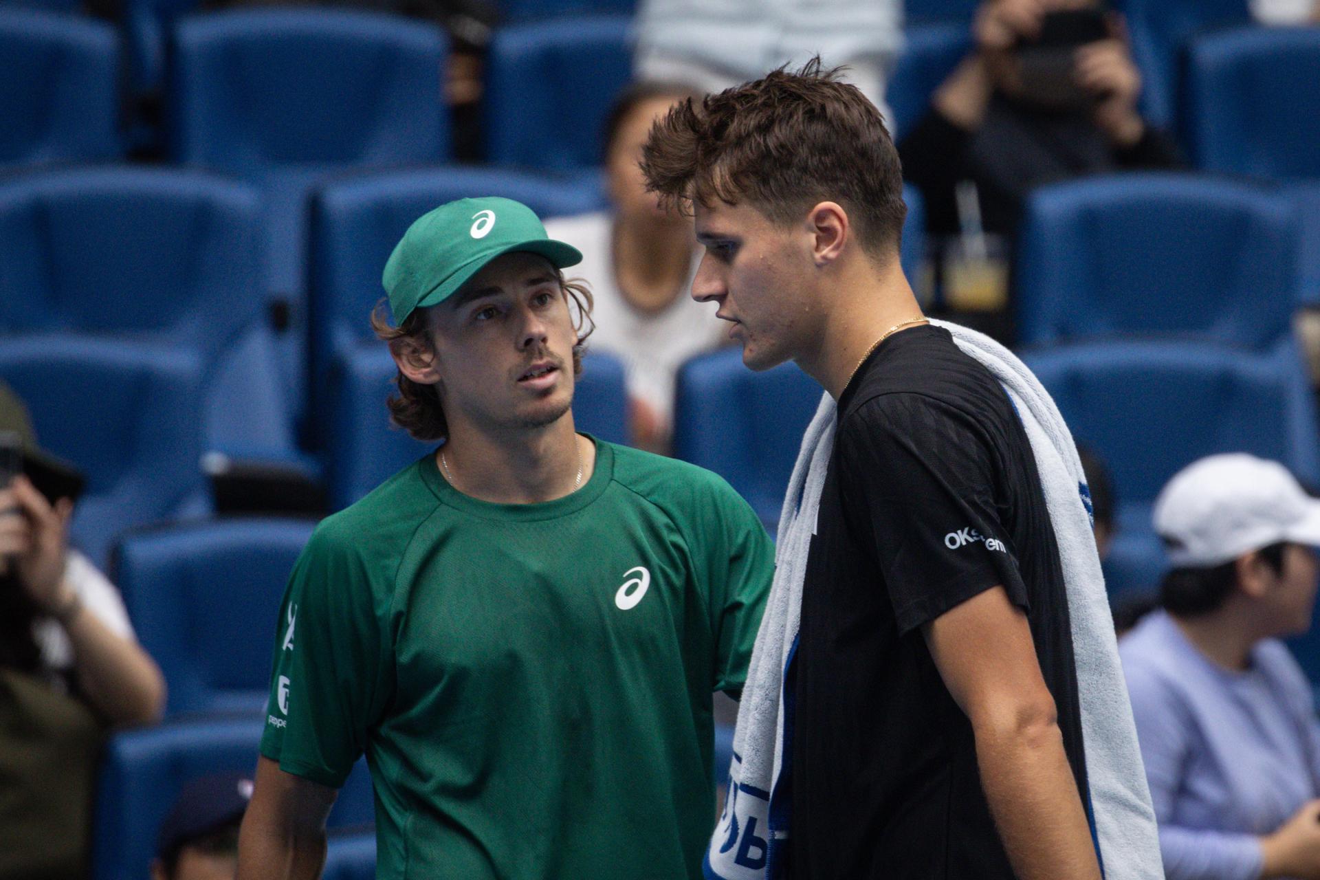 El australiano Alex de Miñaur se interesa por el estado del checo Jakub Mensik (D), tras retirarse este por lesión del partido de los cuartos de final del Abierto de China. EFE/EPA/JESSICA LEE