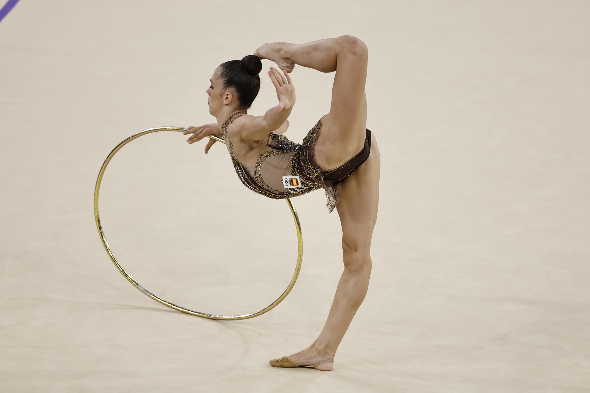 La gimnasta española Polina Berezina, en un momento de su participación en la rutina de aro de la gimnasia rítmica de los Juegos Olímpicos de París 2024. EFE/ Sashenka Gutiérrez