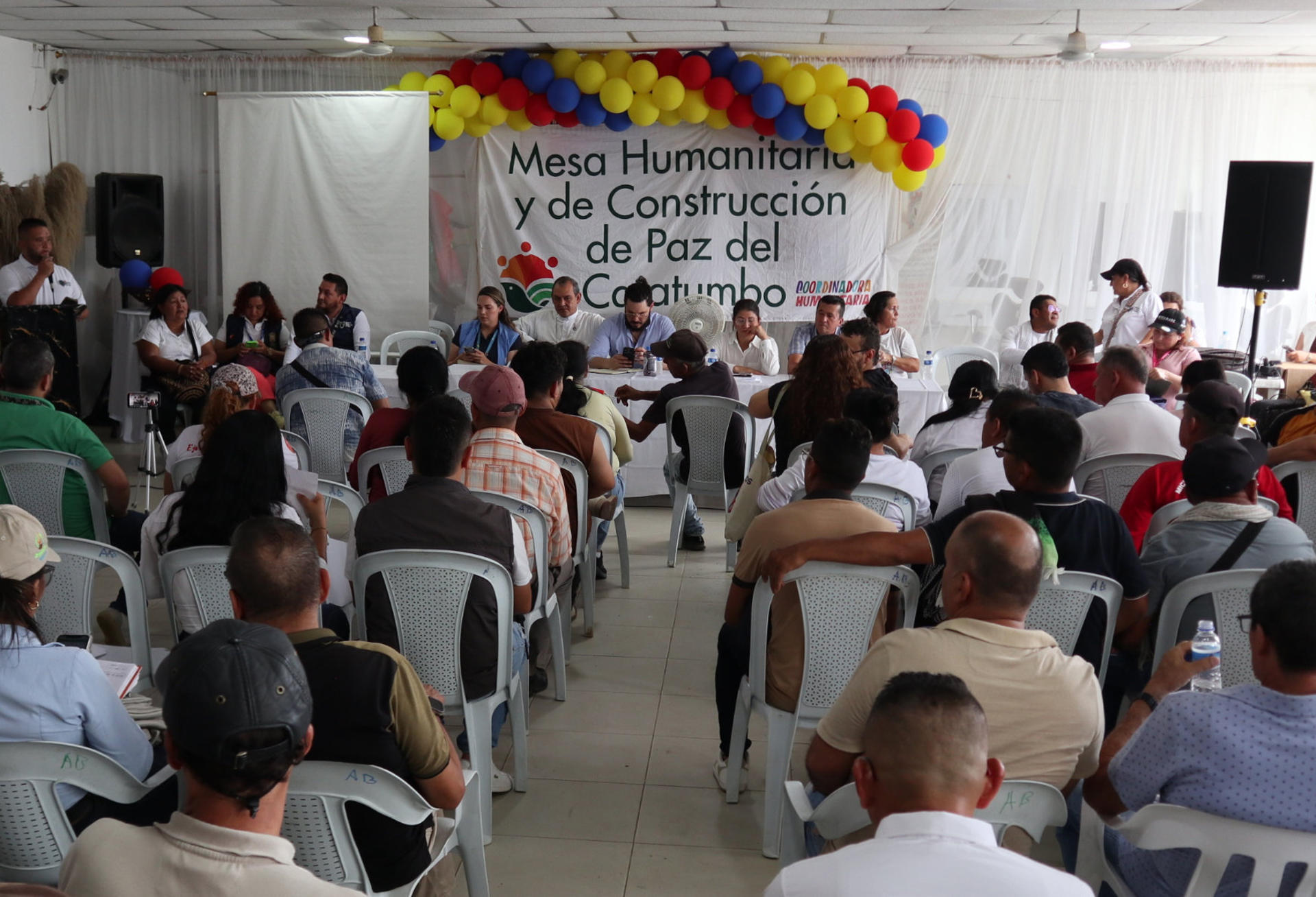 Integrantes de diferentes asociaciones campesinas y de derechos humanos del Catatumbo asisten a un Mesa Humanitaria este viernes, en Tibú (Colombia). EFE/ Mario Caicedo