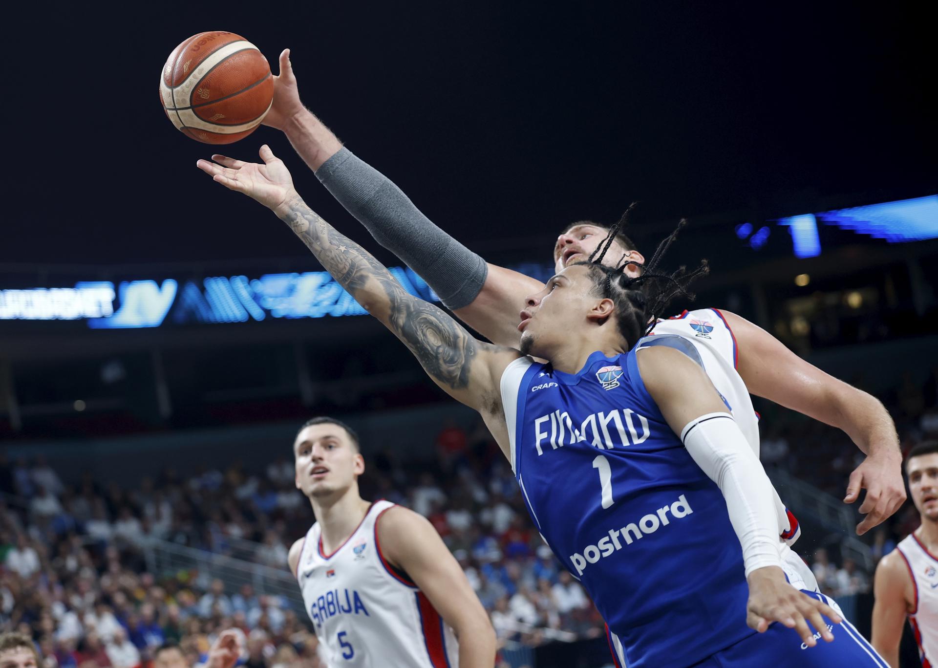 La selección de Serbia, una de las principales favoritas al oro, ha sido eliminada en los octavos de final del Eurobasket por Finlandia (86-92), a la que sostuvieron durante todo el partido Lauri Markkanen y Miro Little pero que dio la estocada definitiva en el último cuarto gracias a los efervescentes Elias Valtonen y Miikka Muurinen. EFE/EPA/TOMS KALNINS