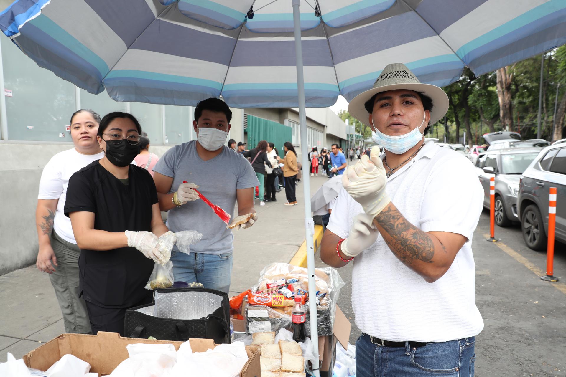 Voluntarios reparten alimentos a los familiares de lesionados por la explosión de un camión de gas en Iztapalapa, afuera del Hospital Magdalena de las Salinas este viernes, en Ciudad de México (México). EFE/ Mario Guzmán