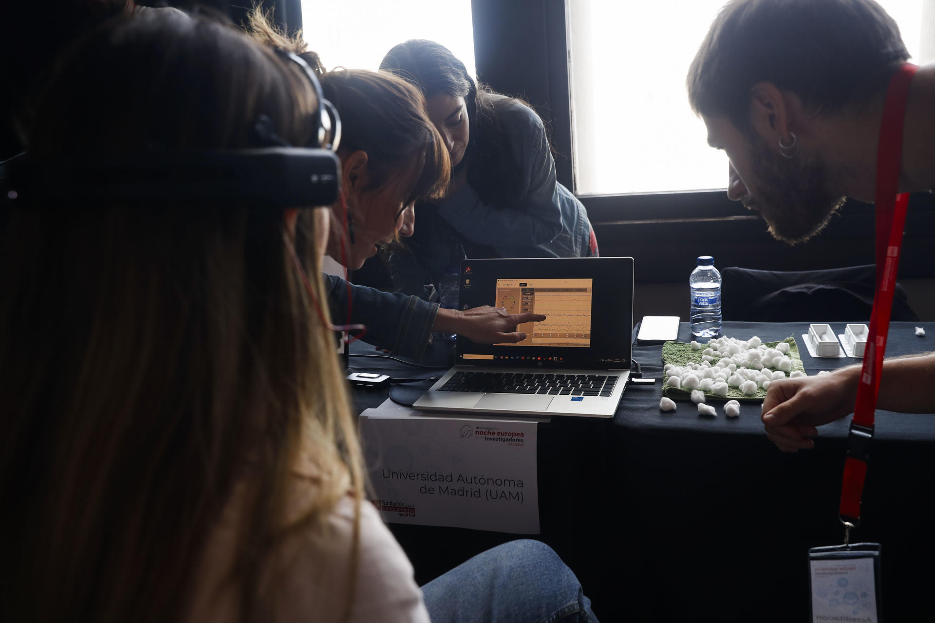 Fotografía de archivo de una feria científica en Madrid con motivo de la Noche de los Investigadores, el año pasado. EFE/Sofía Carabias