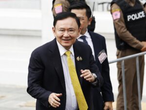 Bangkok (Thailand), 09/09/2025.- Former Thai Prime Minister Thaksin Shinawatra arrives to hear a verdict on the case regarding his prolonged hospital stay to avoid a prison sentence at the Supreme Court in Bangkok, Thailand, 09 September 2025. Thailand’s Supreme Court has ordered former Prime Minister Thaksin Shinawatra to return to prison to serve one more year of a past conviction. The court’s Criminal Division for Holders of Political Positions ruled that Thaksin’s six-month stay in a police hospital in 2023, while serving a reduced sentence for abuse of power and conflict of interest, cannot be counted toward his jail term. (Tailandia) EFE/EPA/RUNGROJ YONGRIT