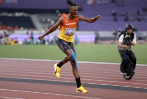 El español Jordan Díaz, vigente campeón de Europa y olímpico de triple salto, se retira lesionado tras efectuar el primer intento de salto en el concurso de clasificación de los Mundiales de atletismo de Tokio.EFE/EPA/KIYOSHI OTA