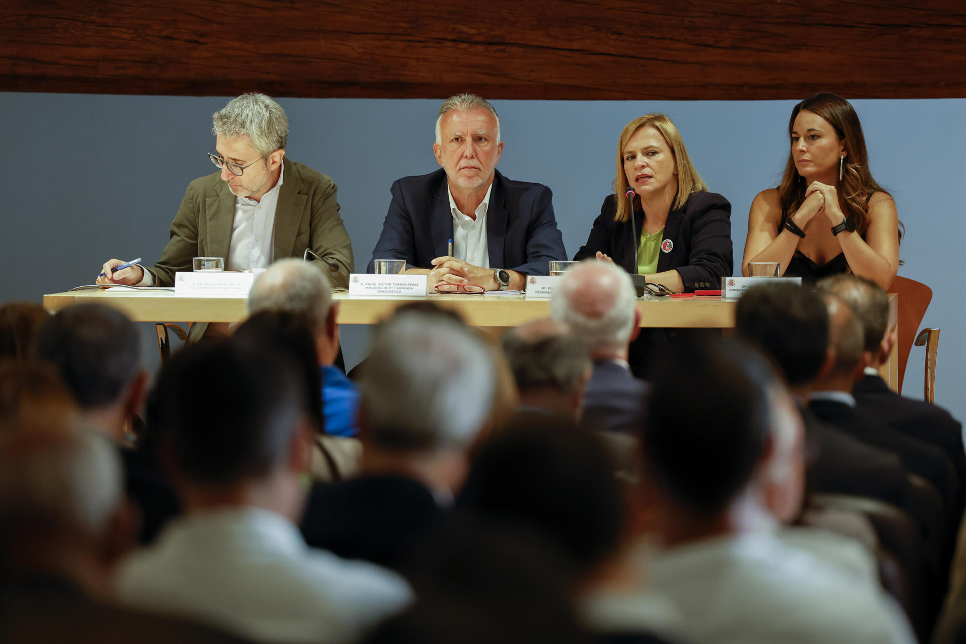 El ministro de Política Territorial, Ángel Víctor Torres, junto a la delegada del Gobierno, Pilar Bernabé, la comisionada especial para la reconstrucción y la reparación de los daños ocasionados por la dana, Zulima Pérez (d), y el secretario de Estado de Política Territorial, Arcadi España, durante su visita a Alaquàs (Valencia) para reunirse con los alcaldes y alcaldesas de las zonas afectadas por la dana y presentar un visor web con el que la ciudadanía podrá conocer las acciones e inversiones del Gobierno de España municipio a municipio. EFE/Ana Escobar