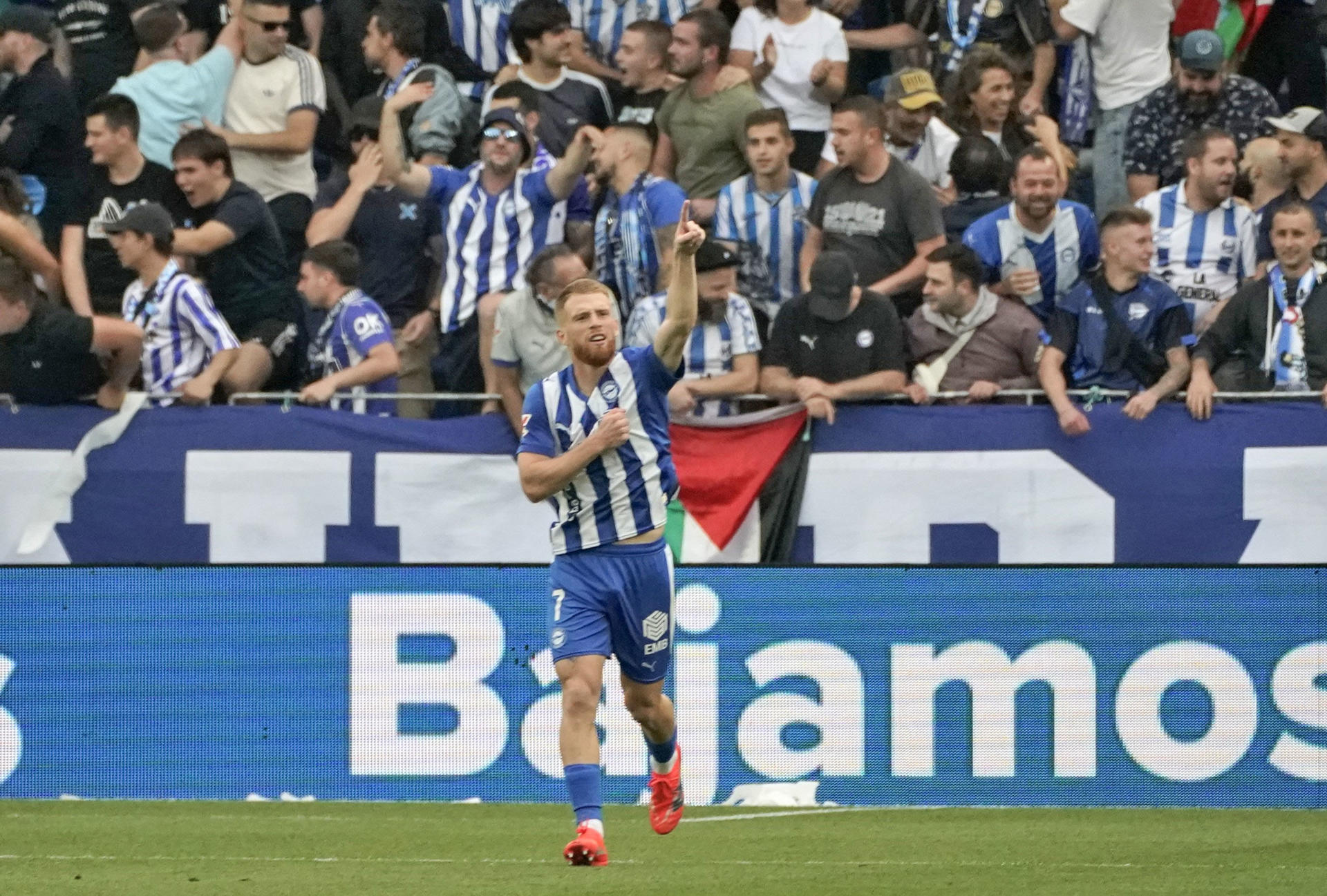 El delantero del Deportivo Alavés Carlos Vicente celebra tras anotar un gol este sábado, durante el partido de la quinta jornada de LaLiga EA Sports, entre el Alavés y el Sevilla FC, en el estadio de Mendizorroza, en Vitoria. EFE/L. Rico