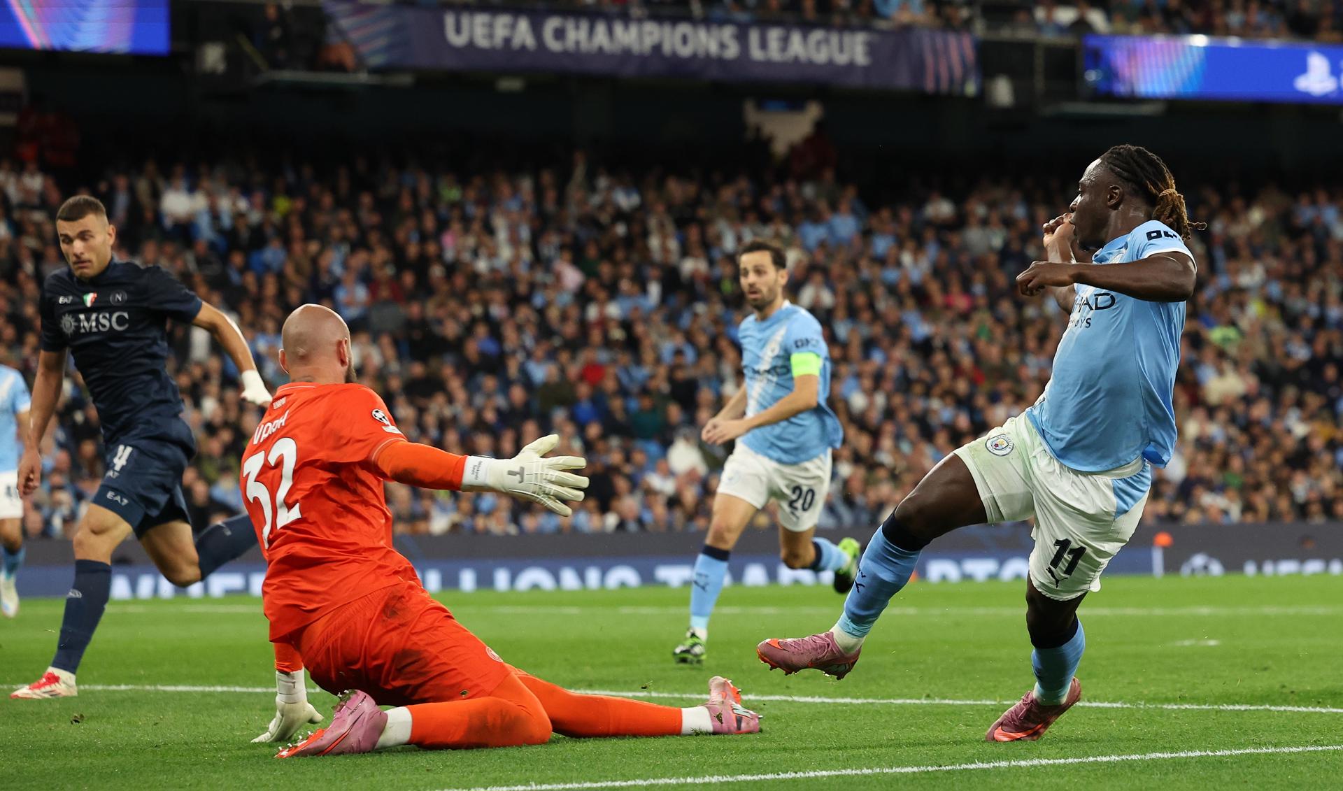 El jugador del Manchester City Jeremy Doku (d) logra el 2-0 durante el primer partido de la fase liga de la UEFA Champions League que han jugado Manchester City y SSC Napoli en Maánchester, EFE/EPA/ADAM VAUGHAN