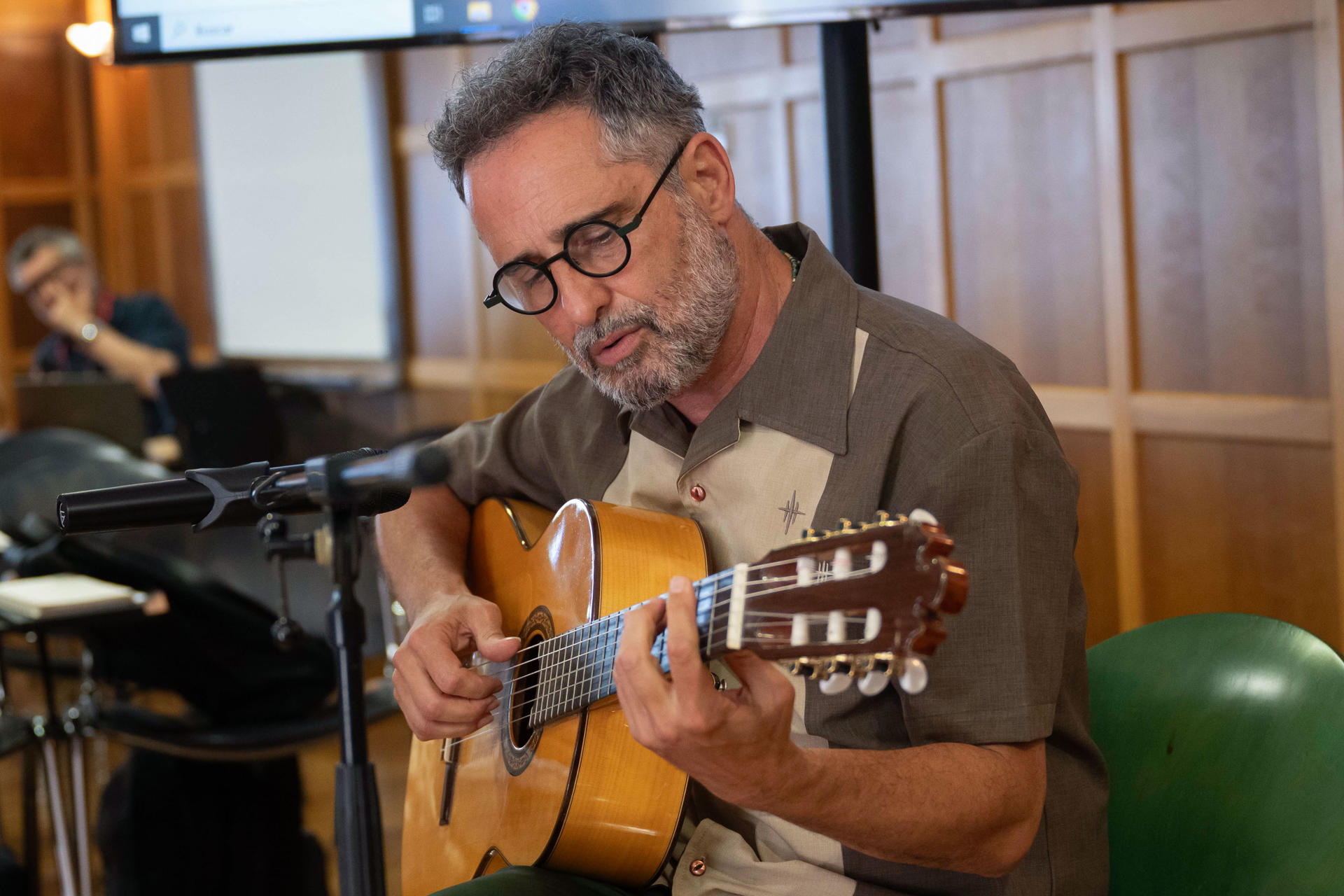 Fotografía de archivo, tomada el pasado 11 de julio,del cantautor uruguayo Jorge Drexler (c), en Santander (España). EFE/Pedro Puente Hoyos