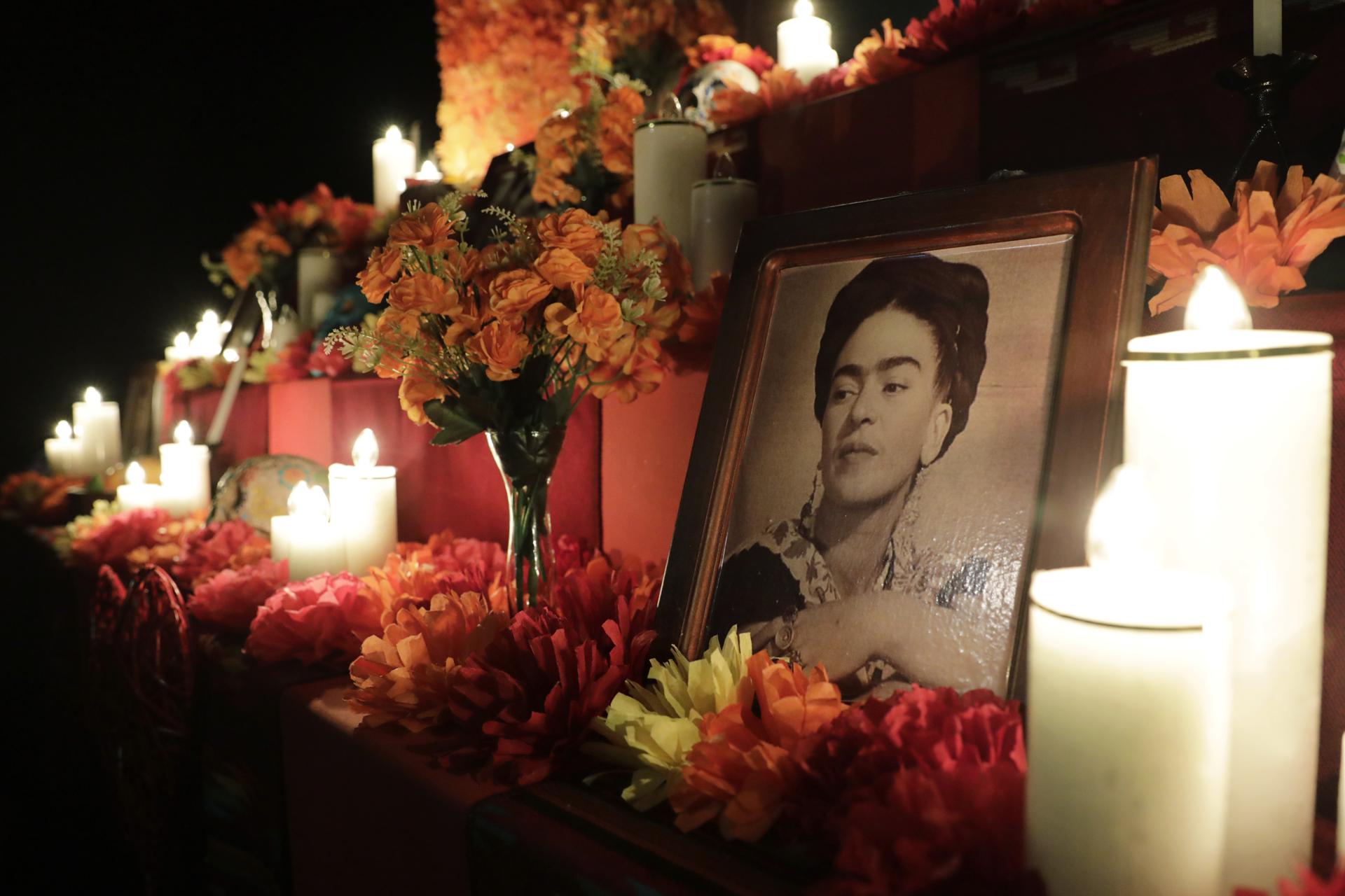 Fotografía de archivo de un altar durante una exhibición de la artista plástica mexicana Frida Kahlo, en Bogotá (Colombia). EFE/Carlos Ortega