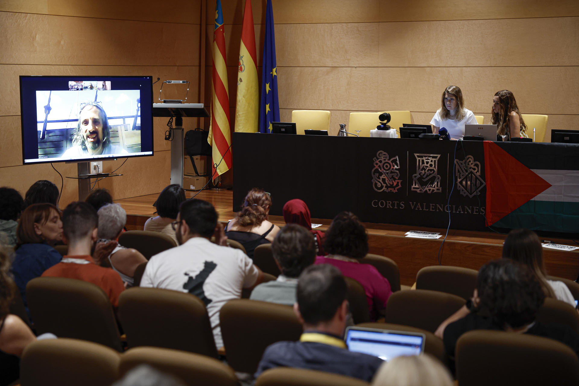 El diputado de Compromís en Les Corts Valencianes Juan Bordera ofrece una rueda de prensa desde la Flotilla de la Libertad rumbo a Gaza. EFE/Biel Aliño
