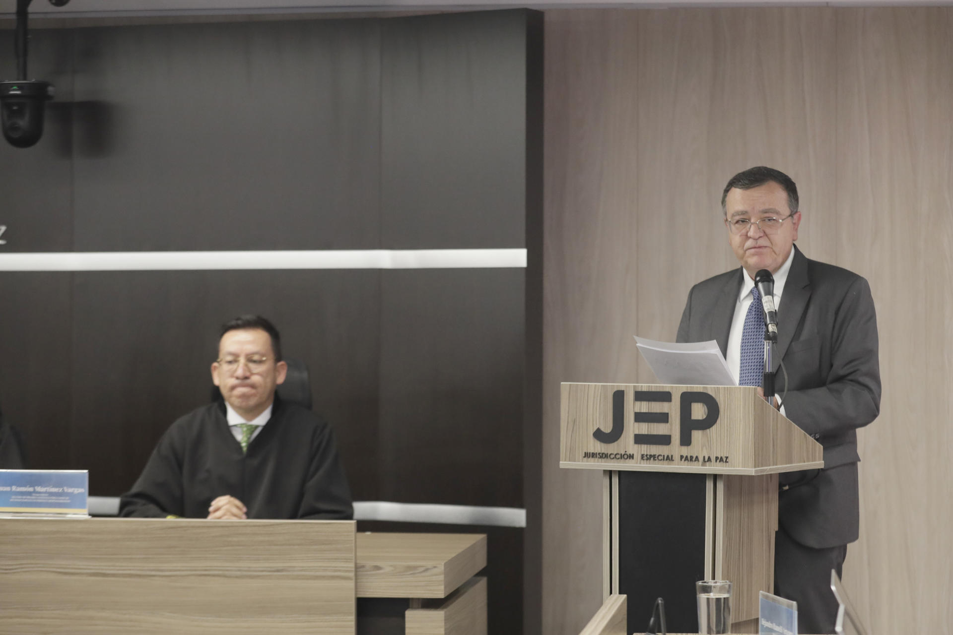 El presidente de la Jurisdicción Especial para la Paz (JEP), Alejandro Ramelli (d), habla en una audiencia este 16 de septiembre de 2025, en Bogotá (Colombia). EFE/ Carlos Ortega

