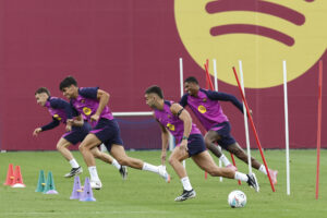 Jugadores del FC Barcelona durante el entrenamiento que realiza la plantilla barcelonista para preparar el partido de liga que disputarán mañana ante el Valencia CF en el Estadio Johan Cruyff. EFE/Toni Albir
