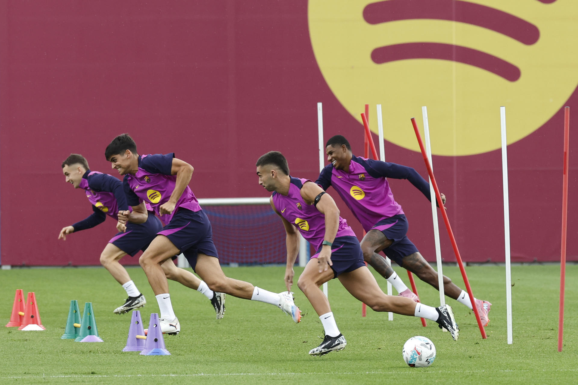 Jugadores del FC Barcelona durante el entrenamiento que realiza la plantilla barcelonista para preparar el partido de liga que disputarán mañana ante el Valencia CF en el Estadio Johan Cruyff. EFE/Toni Albir