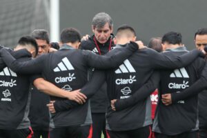El entrenador de Perú, Óscar Ibáñez (c), habla con los jugadores durante un entrenamiento este lunes en Lima (Perú). EFE/Paolo Aguilar