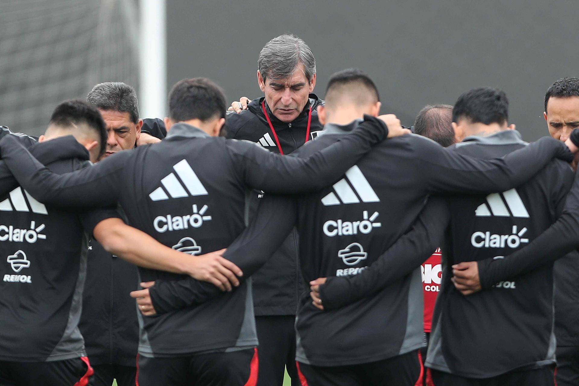 El entrenador de Perú, Óscar Ibáñez (c), habla con los jugadores durante un entrenamiento este lunes en Lima (Perú). EFE/Paolo Aguilar