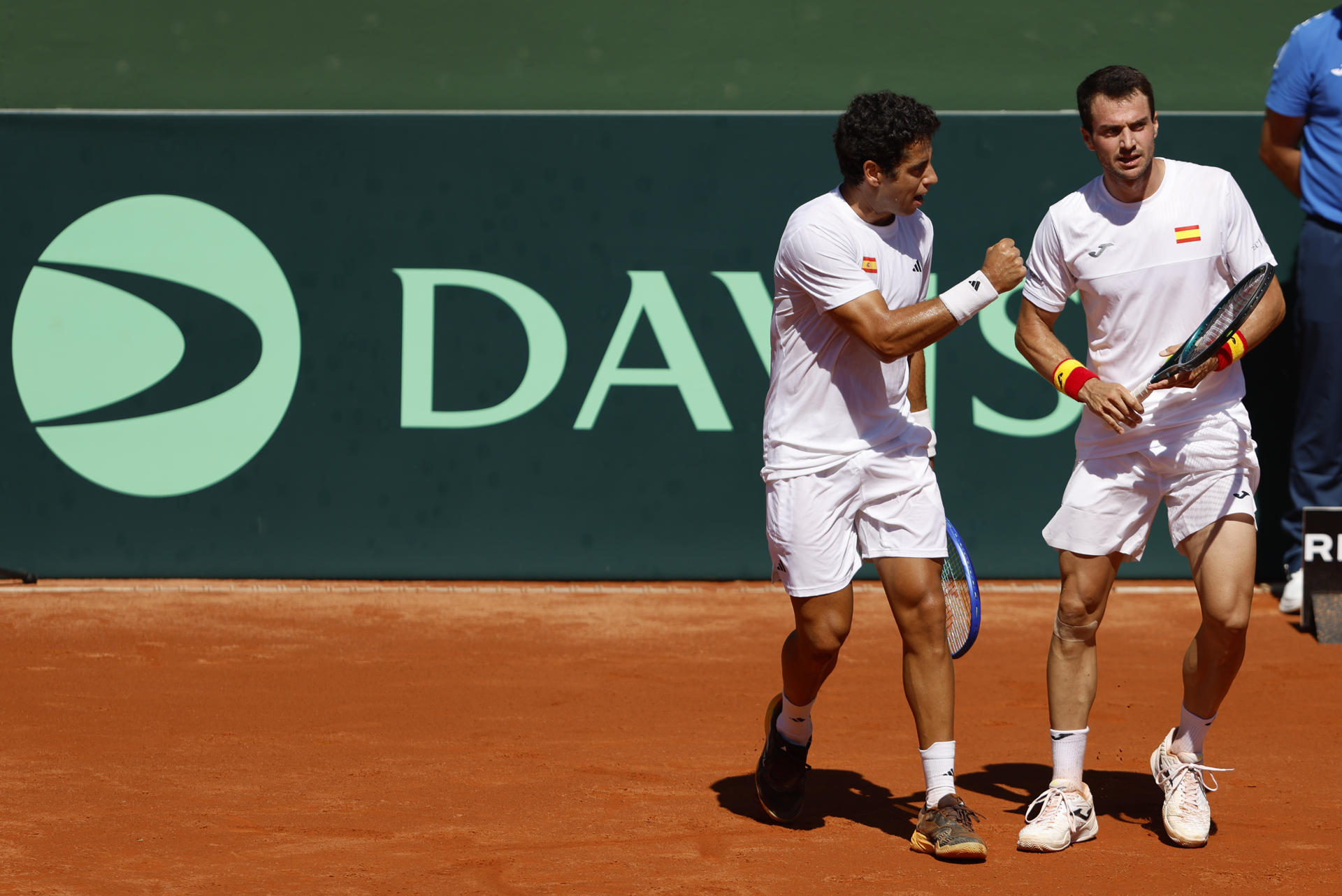 Los españoles Jaume Munar (i) y Pedro Martínez (d) en un momento del partido de dobles de Copa Davis disputado ante los daneses August Holmgren y Johannes Ingildsen en el club de tenis Puente Romano en Marbella. EFE/ Jorge Zapata
