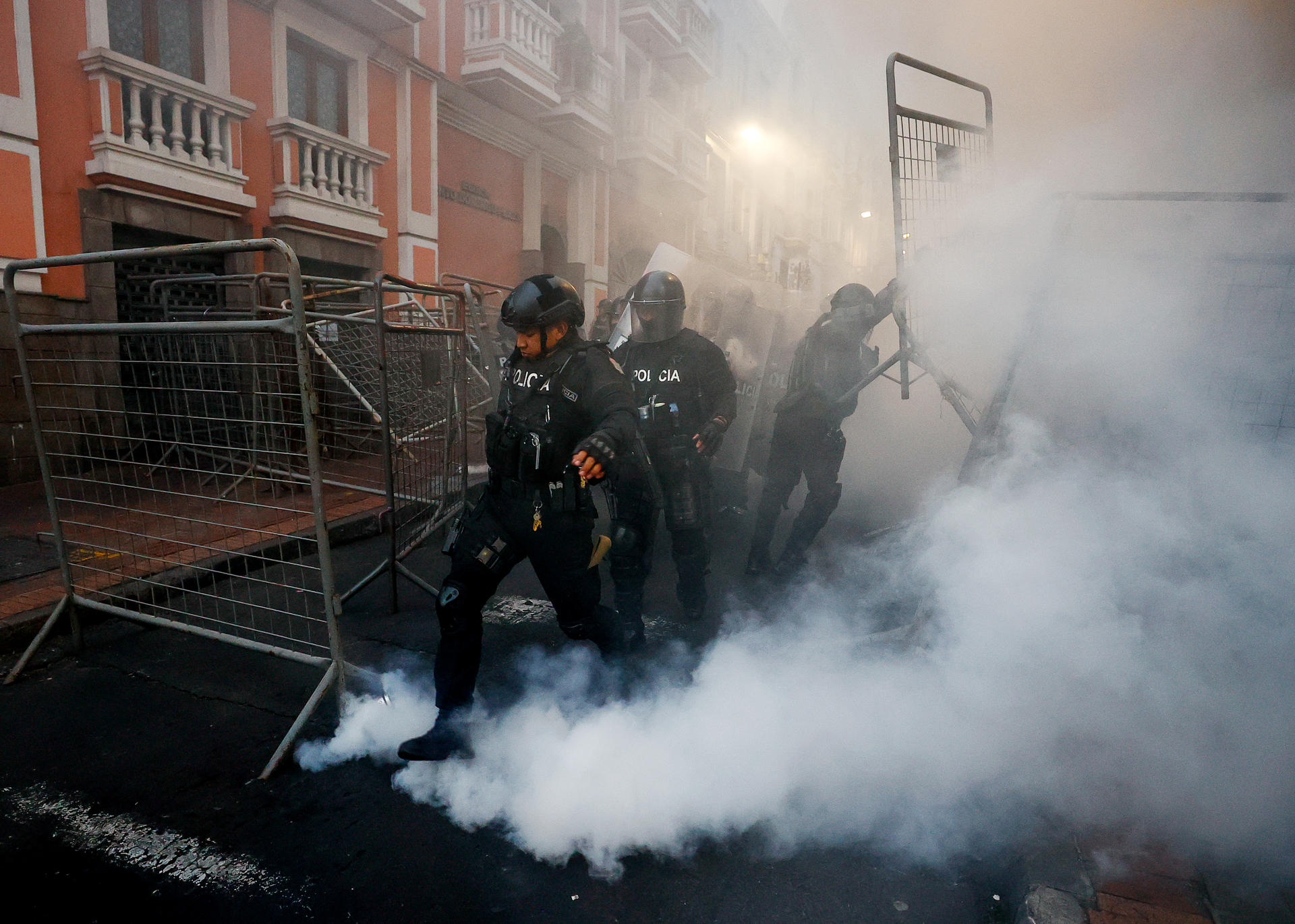Integrantes de la Policía antimotines se enfrentan con manifestantes durante una marcha contra el Gobierno del presidente de Ecuador, Daniel Noboa, este jueves en Quito (Ecuador). EFE/ José Jácome