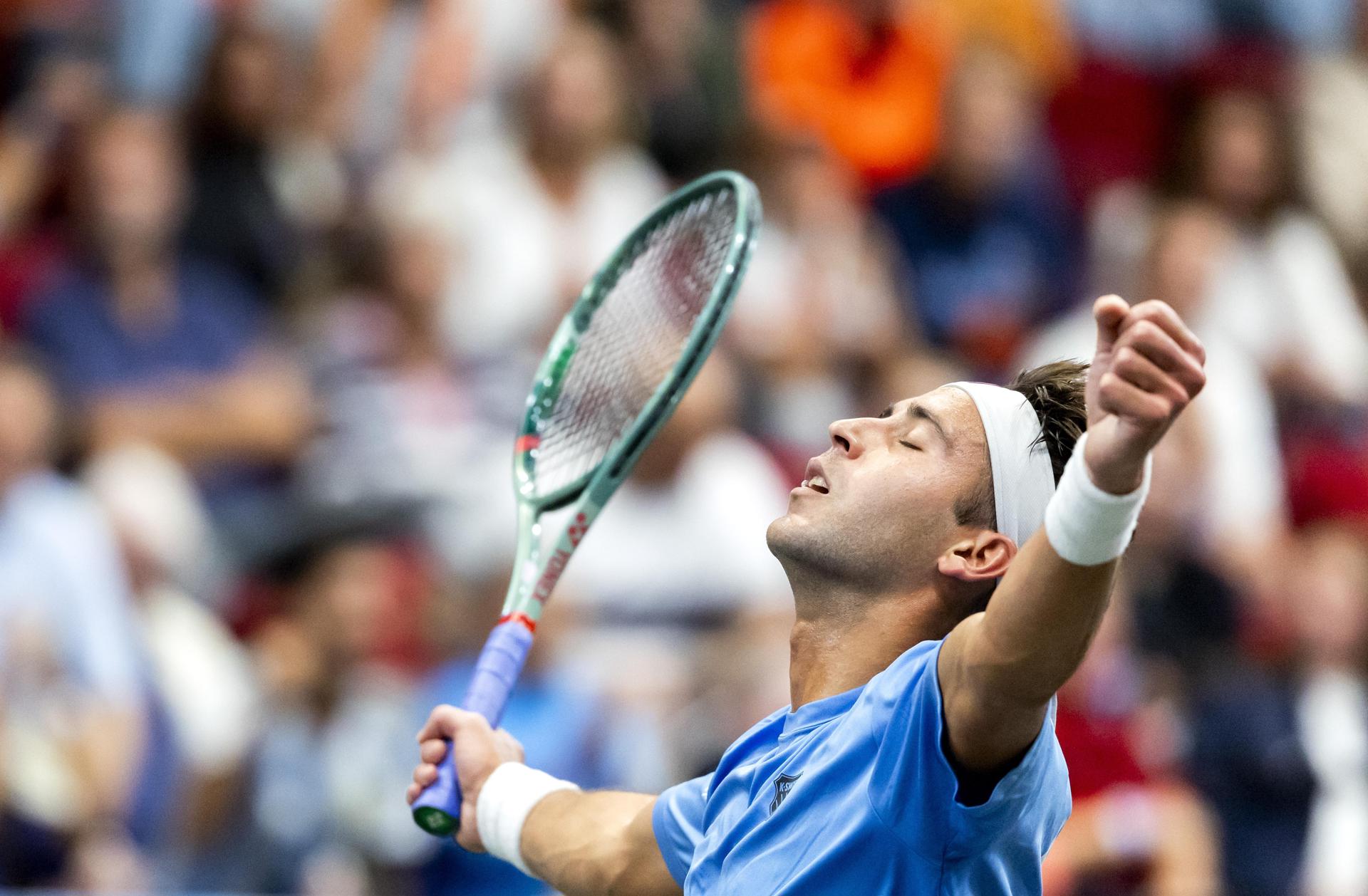 Tomas Martin Etcheverry celebra su triunfo con Argentina ante el neerlandés Jesper de Jong. EFE/EPA/SANDER KONING