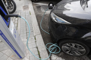 Imagen de archivo de un coche eléctrico cargando.Efe/Javier Lizón