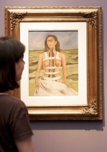 Cuadro de Frida Kahlo titulado 'La columna rota' (1944), en el centro de arte Bucerius de Hamburgo, durante una exposición de 2006. EFE/Ulrich Perrey/Archivo.
