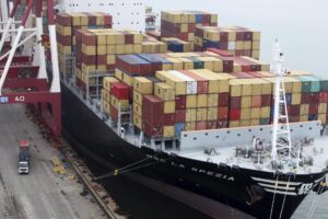 Imagen de archivo de contenedores apilados para su exportación en un buque de carga en el puerto de Qingdao, en la provincia oriental china de Shandong. EFE/Wu Hong