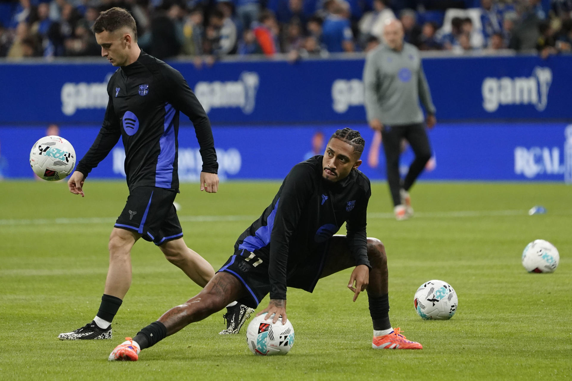 El brasileño Raphinha efectúa ejercicios de calentamiento en los prolegómenos del partido entre el Oviedo y el F.C. Barcelona, disputado este jueves en el Carlos Tartiere. EFE/Paco Paredes