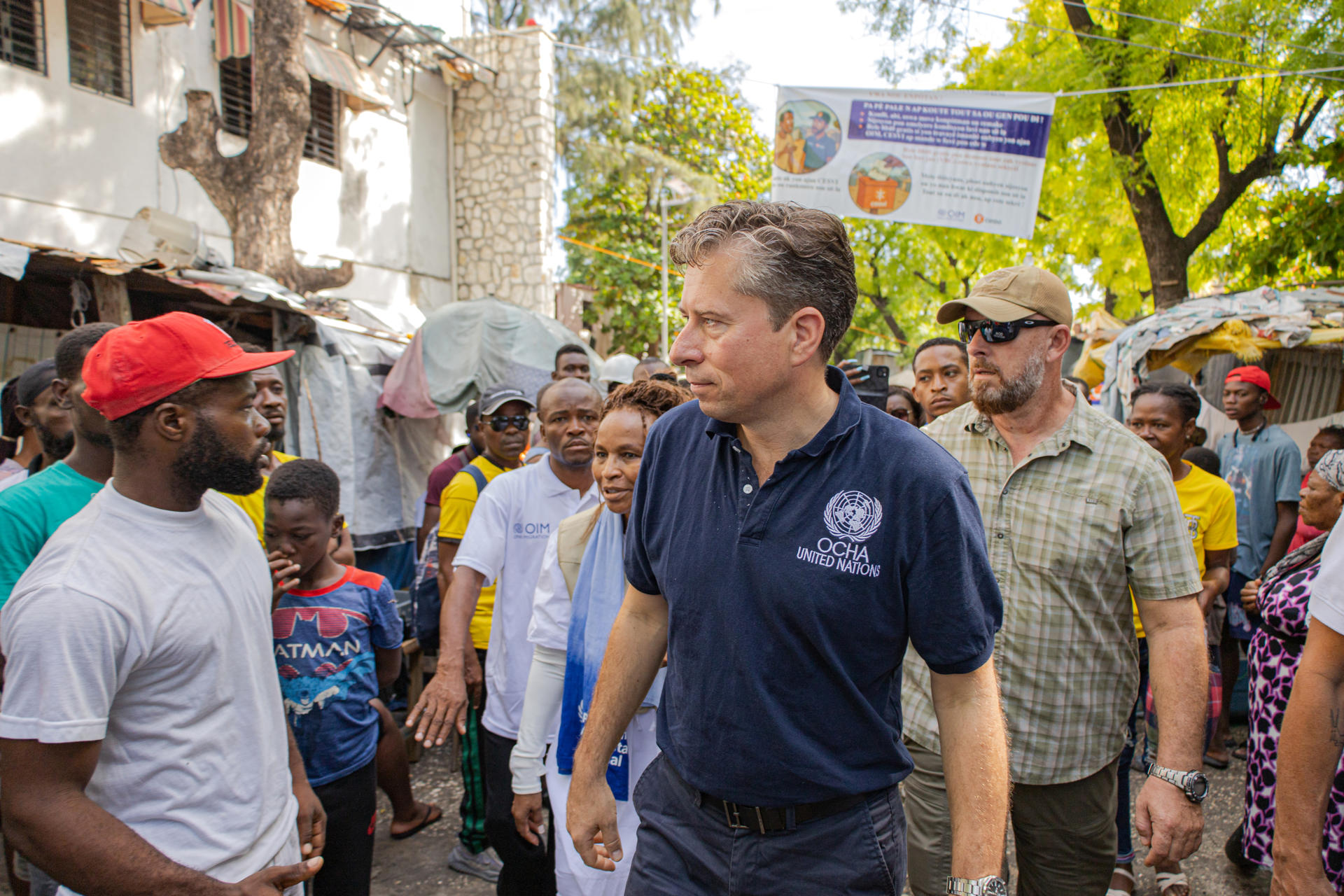 El subsecretario general de la ONU para Asuntos Humanitarios, Tom Fletcher, camina por el campamento de refugiados donde antes funcionaba el Ministerio de Trabajo Publico, Transporte y Comunicaciones de Haití este martes, en Puerto Príncipe (Haití). Fletcher señaló que el Hospital Universitario de La Paix (UHP), el único centro público capaz de tratar a un gran número de pacientes graves, "está en peligro, porque una línea de financiación se agota a finales de septiembre". EFE/ Mentor David Lorens