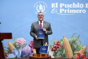 El presidente de Guatemala, Bernardo Arévalo de León, posa durante una rueda de prensa este 1 de septiembre de 2025, en el Palacio Nacional de la Cultura en Ciudad de Guatemala (Guatemala). EFE/ Mariano Macz