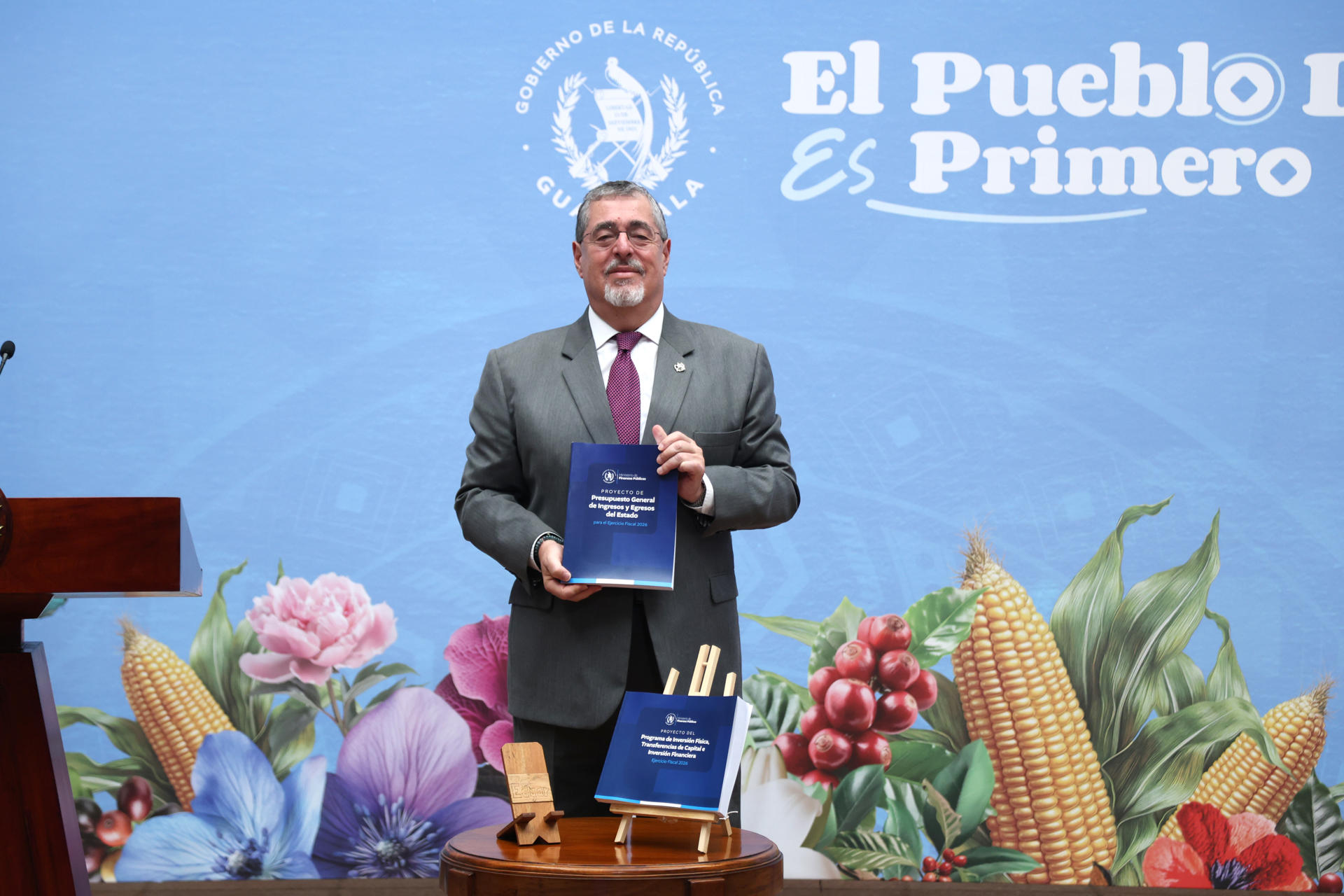 El presidente de Guatemala, Bernardo Arévalo de León, posa durante una rueda de prensa este 1 de septiembre de 2025, en el Palacio Nacional de la Cultura en Ciudad de Guatemala (Guatemala). EFE/ Mariano Macz