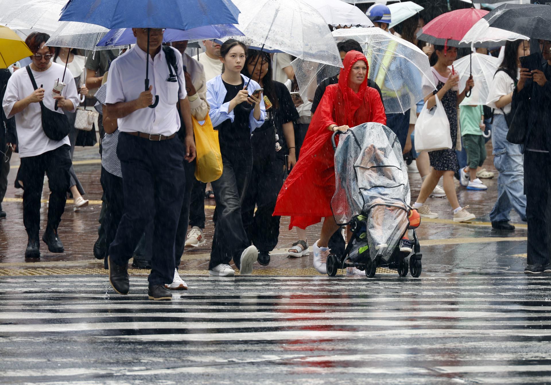 Imagen de archivo del paso de un tifón por Tokio (Japón). EFE/EPA/FRANCK ROBICHON