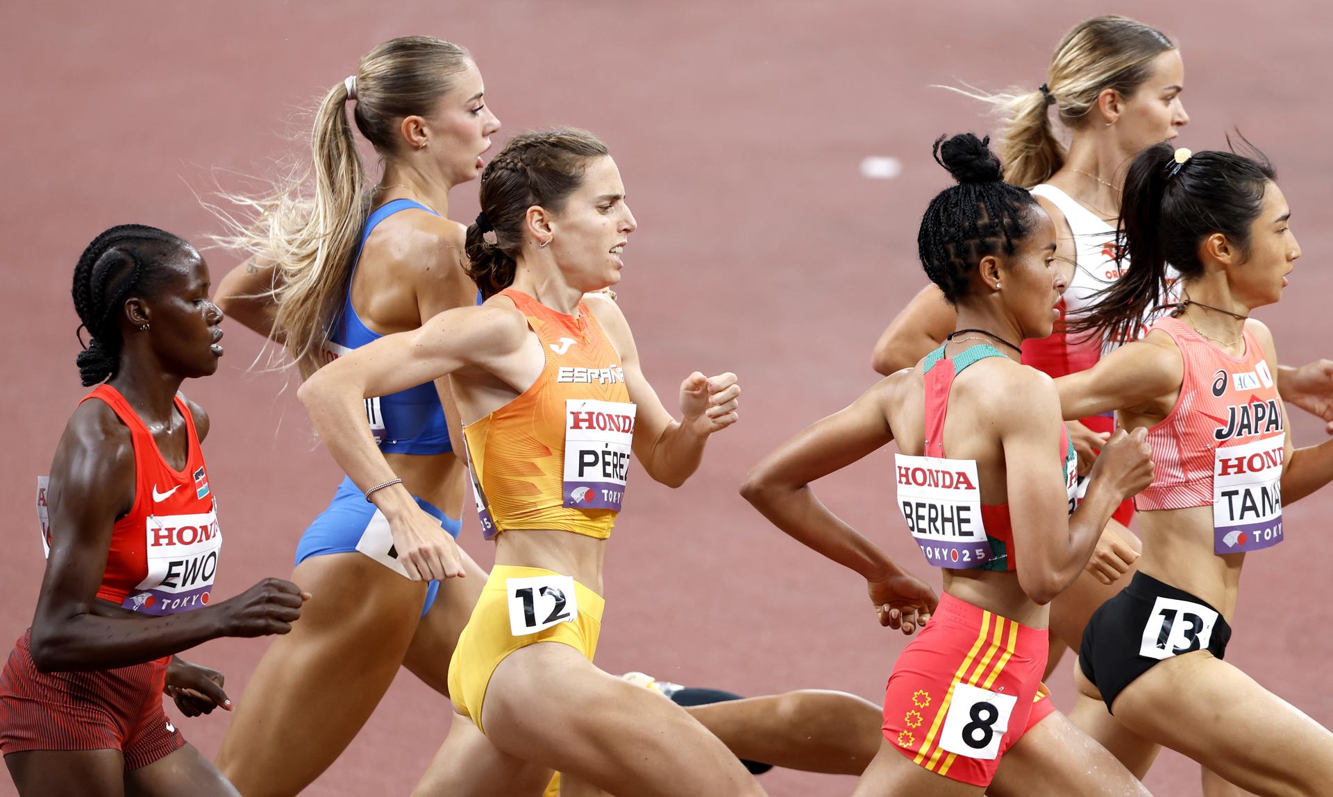 La atleta española Marta Pérez (C) compite en las series de 1500 metros femeninos en el Campeonato Mundial de Atletismo 2025 en Tokio, Japón. EFE/EPA/KIYOSHI OTA
