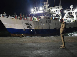 Llegada al puerto de Nuadibu (Mauritania) de los 21 tripulantes rescatados tras el hundimiento de un pesquero 'Tafra 3', de bandera mauritana, en aguas de Mauritania, tras una colisión registrada este viernes con el también pesquero 'Right Whale', con pabellón de Gambia. Tres españoles figuran entre los 21 tripulantes rescatados. EFE/ Guardia Costera mauritana -SOLO USO EDITORIAL/SOLO DISPONIBLE PARA ILUSTRAR LA NOTICIA QUE ACOMPAÑA (CRÉDITO OBLIGATORIO)-