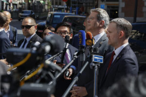 - El secretario del Tesoro estadounidense, Scott Bessent (2d), tras su reunión con el viceprimer ministro chino, He Lifeng, este lunes en Madrid para negociar sobre aranceles, controles de exportación y el futuro de la aplicación TikTok, en la cuarta ronda de conversaciones que mantienen ambos países tras las de Ginebra, Londres y Estocolmo. EFE/ J.J. Guillén