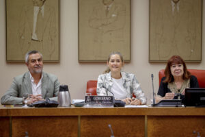 La vicepresidenta tercera y ministra para la Transición Ecológica y el Reto Demográfico, Sara Aagesen, sentada junto a la presidenta de la Comisión de Transición Ecológica y Reto Demográfico, Cristina Narbona (d), y al secretario primero, Juan Antonio Lorenzo Cazorla (i), comparece este viernes ante el Congreso para informar sobre la actuación de su departamento en relación a los incendios forestales. EFE/ Daniel González