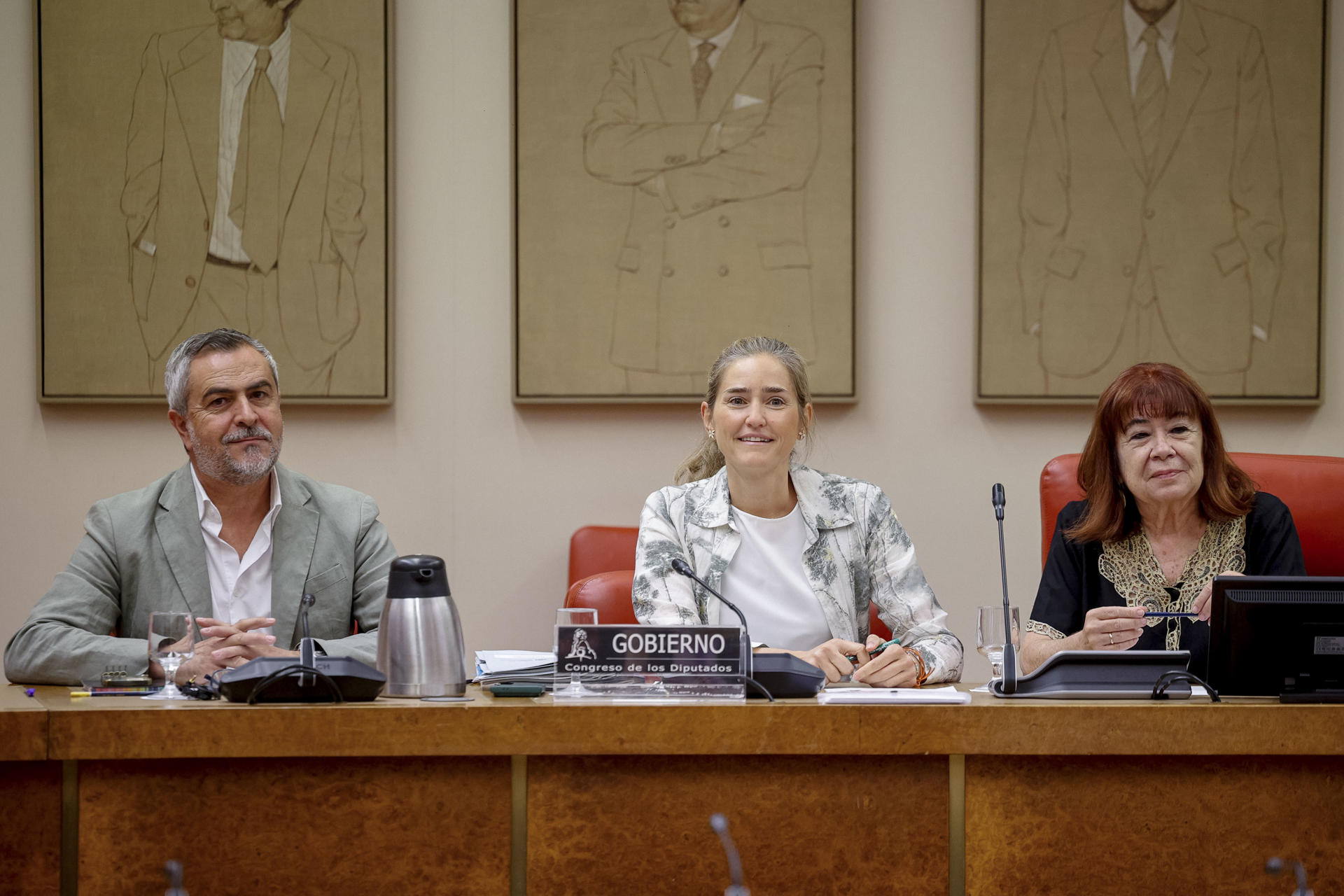 La vicepresidenta tercera y ministra para la Transición Ecológica y el Reto Demográfico, Sara Aagesen, sentada junto a la presidenta de la Comisión de Transición Ecológica y Reto Demográfico, Cristina Narbona (d), y al secretario primero, Juan Antonio Lorenzo Cazorla (i), comparece este viernes ante el Congreso para informar sobre la actuación de su departamento en relación a los incendios forestales. EFE/ Daniel González