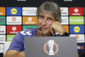 El entrenador del Betis, el chileno Manuel Pellegrini, se ha mostrado "muy ilusionado por volver a la Europa League",  torneo en el que "las anteriores veces" que participó, fue eliminado "por el campeón (el Eintracht de Fráncfort) y por el Manchester United". EFE/ Julio Muñoz