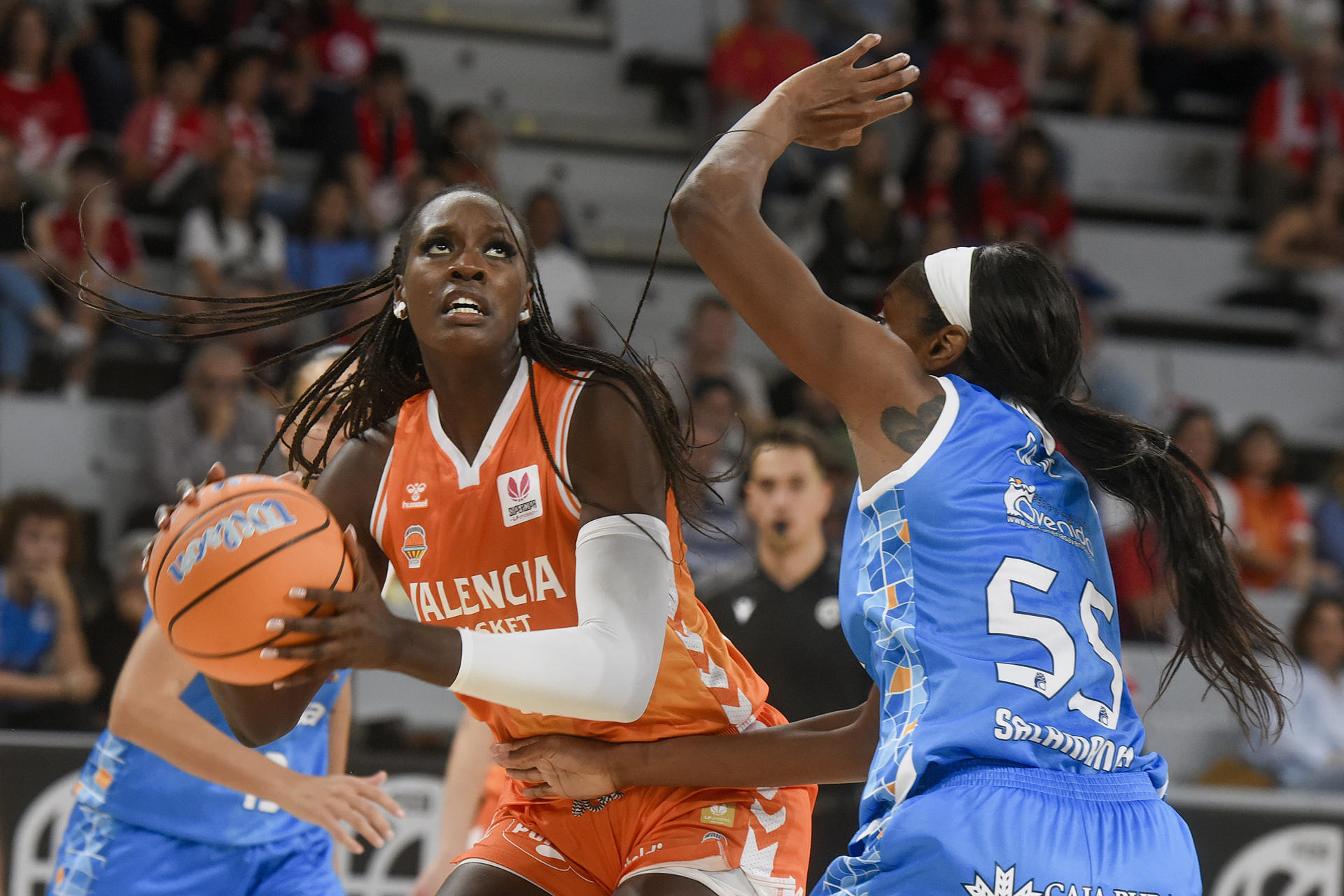 H La pívot estadounidense del Perfumerías Avenida Khadijiah Docia Andrea Cave ante la pívot del Valencia Awa Thiam (i) este sábado, durante el partido de semifinal de la Supercopa de España, entre el Perfumerías Avenida y el Valencia Basket femenino, en Huesca. EFE/ Javier Blasco

