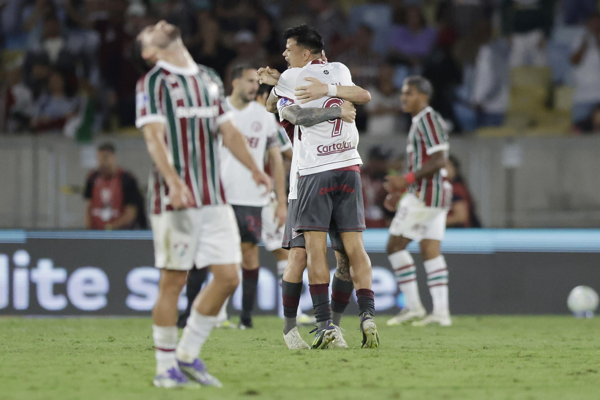 Los jugadores de Lanús celebran la clasificación a la semifinal de la Copa Sudamericana 2025 al igualar con Fluminense en el estadio Maracaná, en Río de Janeiro. EFE/Andre Coelho