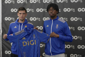 El centrocampista inglés Ovi Ejaria (d) y al canario Javi López () durante su presentación como nuevos jugadores del Real Oviedo, este miércoles en las instalaciones del patrocinador GoFit. EFE/Paco Paredes
