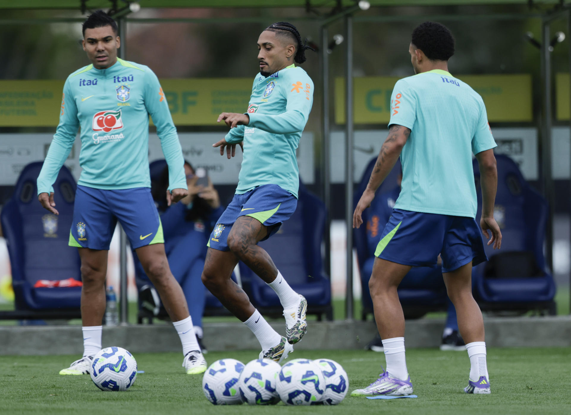 Los jugadores de la selección brasileña de fútbol Casemiro (i), Raphinha (c) y Matheus Cunha participan en un entrenamiento en el complejo de fútbol Granja Comary, en Teresópolis (Brasil). EFE/ André Coelho