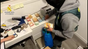 La Guardia Civil ha desarticulado una organización criminal dedicada a la instalación de fábricas ilegales de tabaco, en una operación en la que se han intervenido más de 10 millones de euros en mercancía, en naves ubicadas en las localidades sevillanas de La Rinconada y El Coronil. EFE/Guardia Civil / SOLO USO EDITORIAL/SOLO DISPONIBLE PARA ILUSTRAR LA NOTICIA QUE ACOMPAÑA (CRÉDITO OBLIGATORIO)