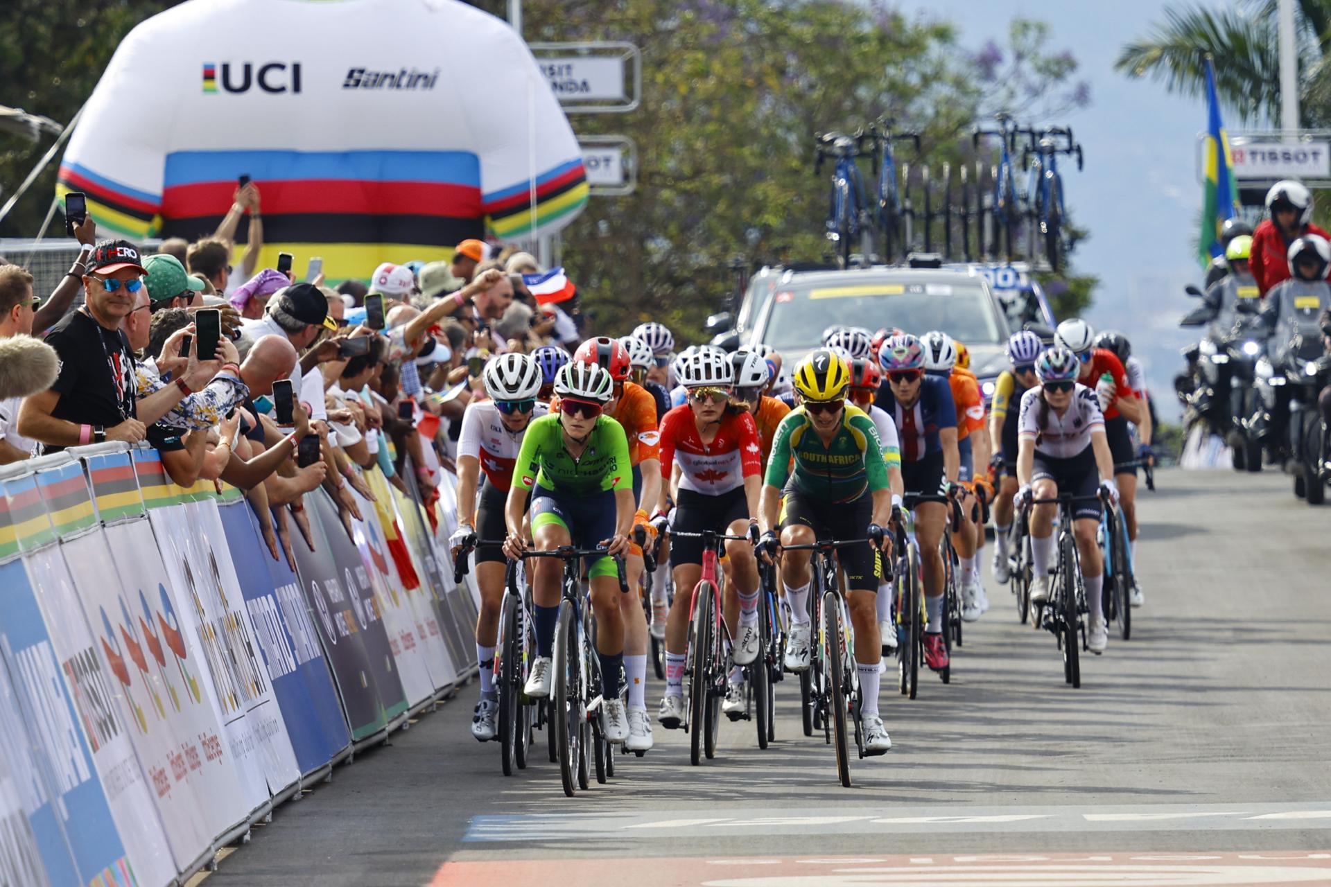 El pelotón de la prueba élite fememen Elite Women en Kigali, Ruanda. EFE/EPA/KIM LUDBROOK