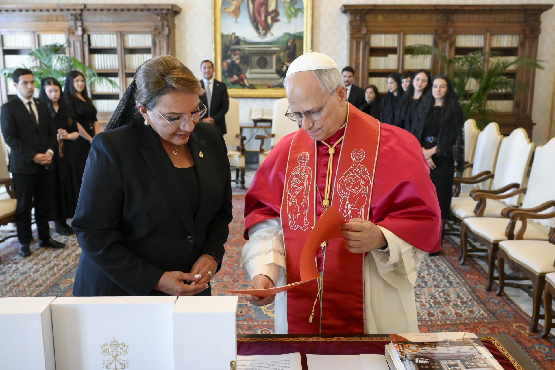 La presidenta de Honduras, Xiomara Castro, con el papa León XIV en el Vaticano. EFE/Mario Tomassetti/Vaticano CRÉDITO OBLIGATORIO SOLO USO PERMITIDO PARA ILUSTRAR LA NOTICIA QUE APARECE EN EL PIE DE FOTO SÓLO USO EDITORIAL