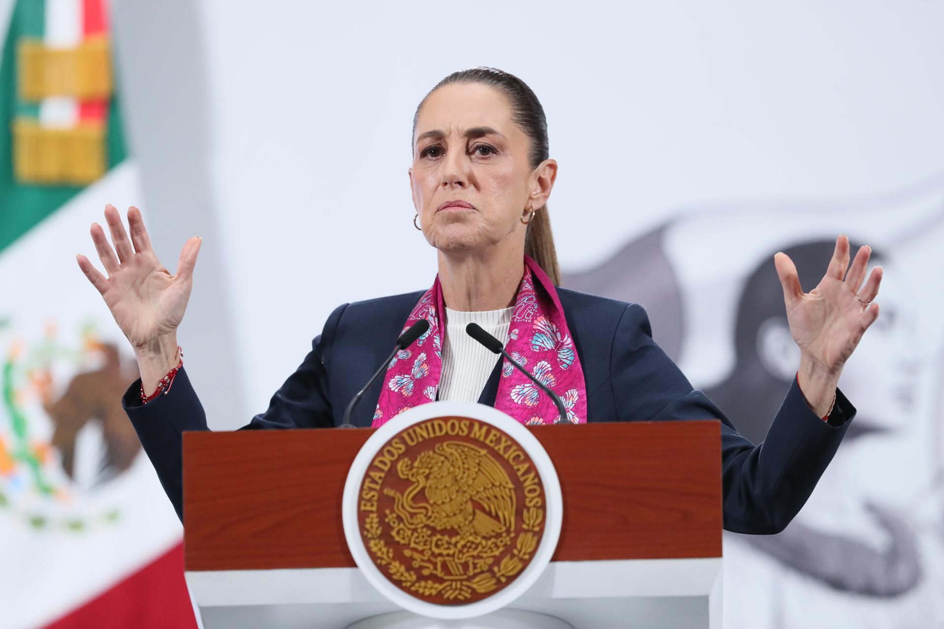 La presidenta de México, Claudia Sheinbaum, habla durante una rueda de prensa este martes, en el Palacio Nacional de Ciudad de México (México). EFE/ Mario Guzmán