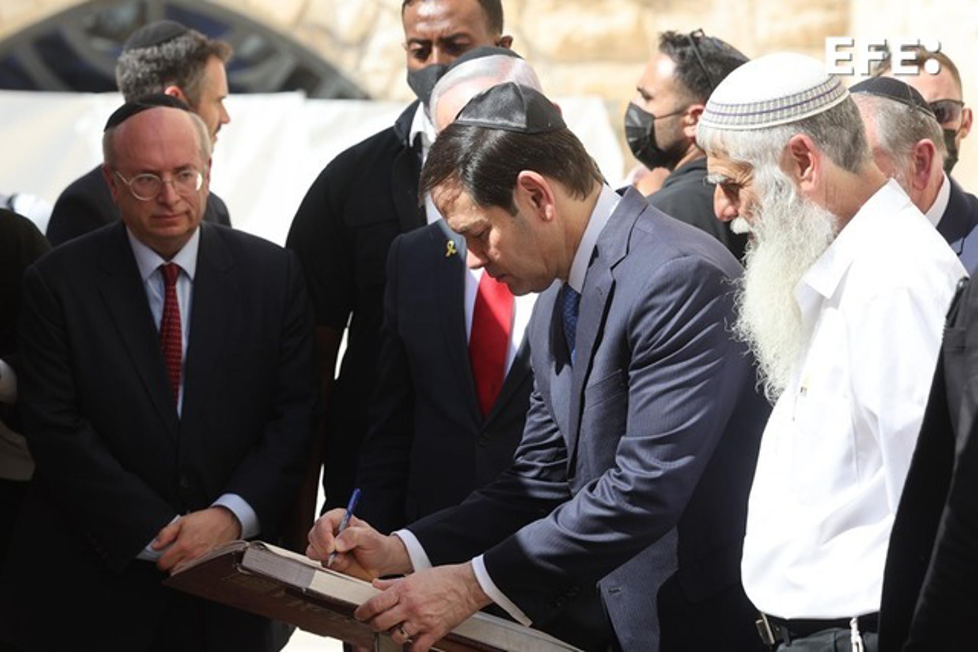 El secretario estadounidense de Estado, Marco Rubio (C), este domingo en Jerusalén. EFE/EPA/ABIR SULTAN