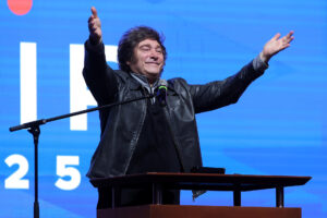 El presidente de Argentina, Javier Milei, habla durante el Foro de Emprendedores Industriales de Paraguay 2025 este martes, en Asunción (Paraguay). EFE/ Eduardo Velázquez