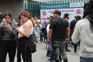 Familiares de las víctimas de la explosión de un camión de gas, esperan afuera del Hospital de Traumatología 'Dr, Victorio de la Fuente Narváez' este sábado, en la Ciudad de México (México). EFE/Mario Guzmán