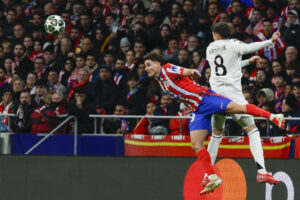 Julián Álvarez compite por un balón con Valverde, en el último Atlético de Madrid-Real Madrid de la pasada temporada. EFE/J.J. Guillen.