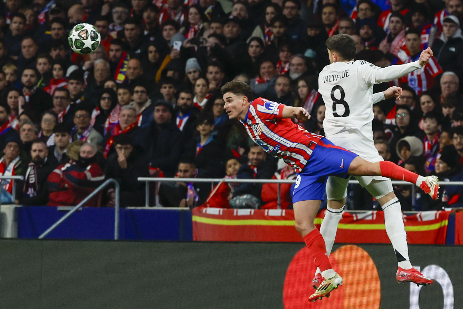 Julián Álvarez compite por un balón con Valverde, en el último Atlético de Madrid-Real Madrid de la pasada temporada. EFE/J.J. Guillen.