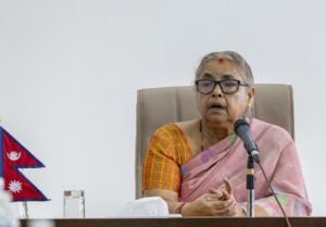 Kathmandu (Nepal), 14/09/2025.- Nepal's new Interim Prime Minister Sushila Karki attends a briefing meeting with the Nepalese government's secretariats and security heads during her first day at the prime minister's office in Kathmandu, Nepal, 14 September 2025. Former Chief Justice Sushila Karki became Nepal’s first female prime minister following a consensus between Gen-Z protesters, the president, and the army. EFE/EPA/NARENDRA SHRESTHA